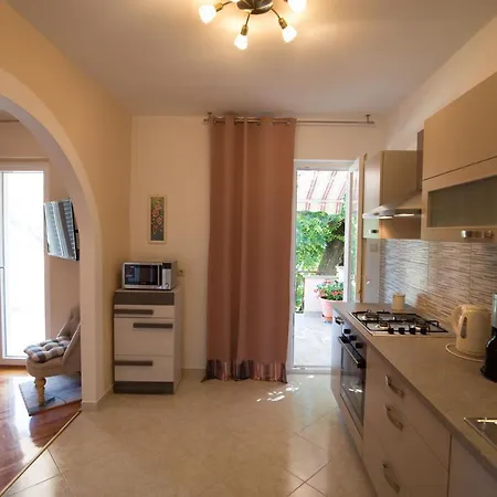 Apartment House Maca Palit