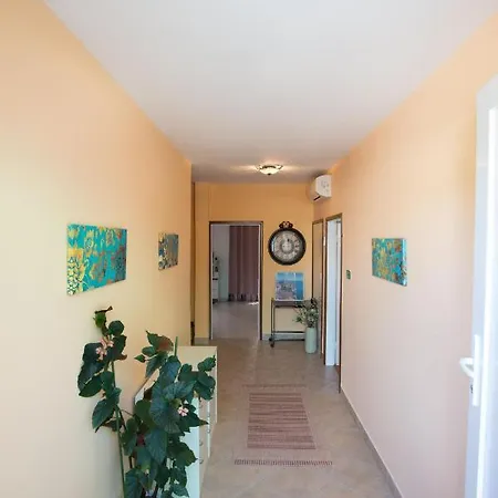 Apartment House Maca Palit