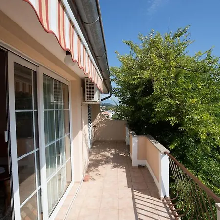 Apartment House Maca Palit